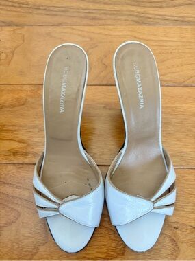 BCBGMAXAZRIA White Open-Toe Slide Heels